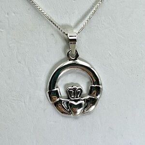 Elegant Sterling Silver Pendant Necklace with Intricate Claddagh Detailing